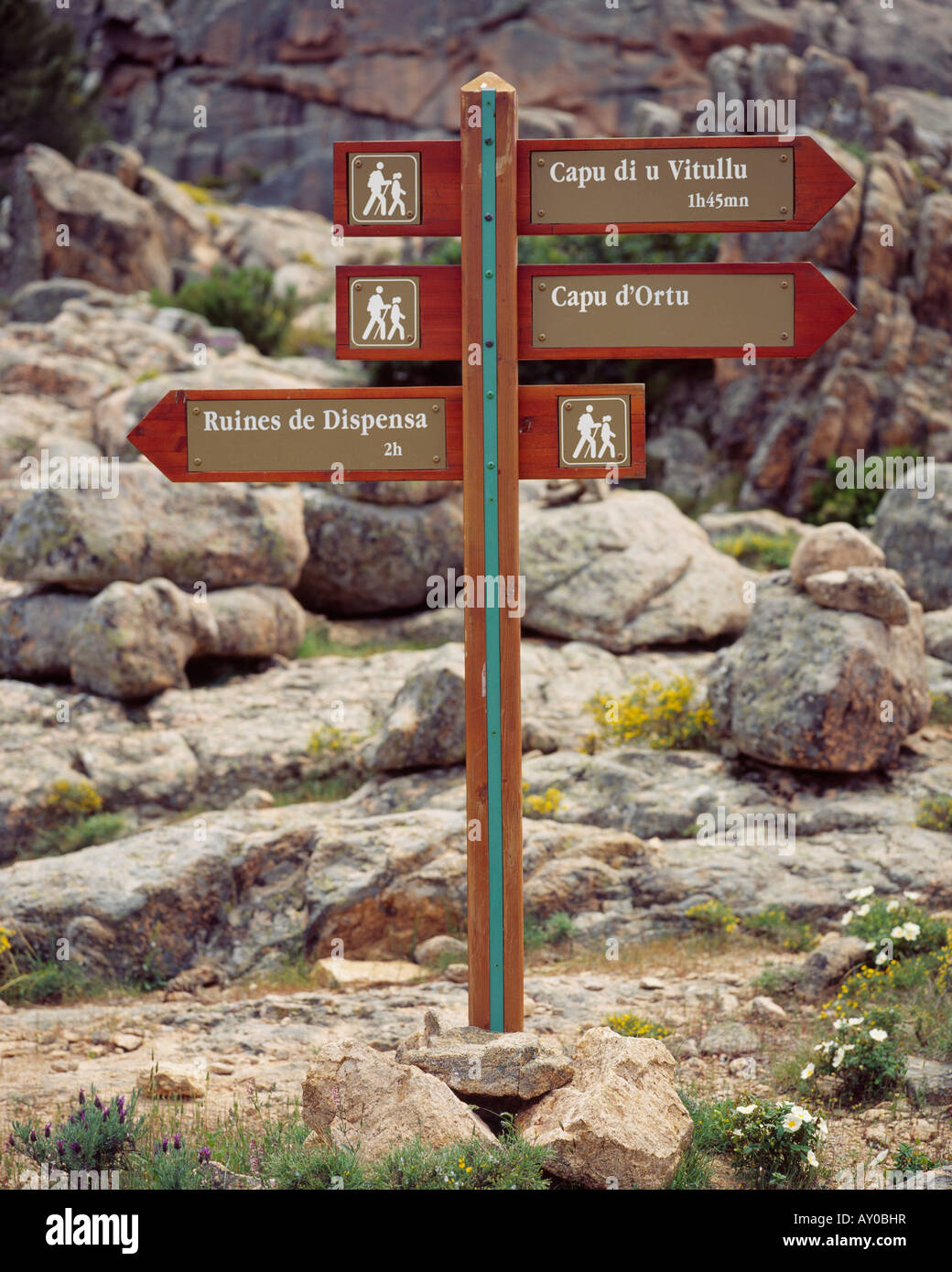 Segno per gli escursionisti in Les Calanche vicino a Porto, Corse du Sud, Corsica, Francia. Un sito Patrimonio Mondiale dell'UNESCO. Foto Stock