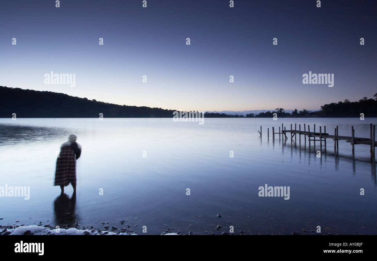 Lavaggio uomo nel lago all'alba, Bali Foto Stock