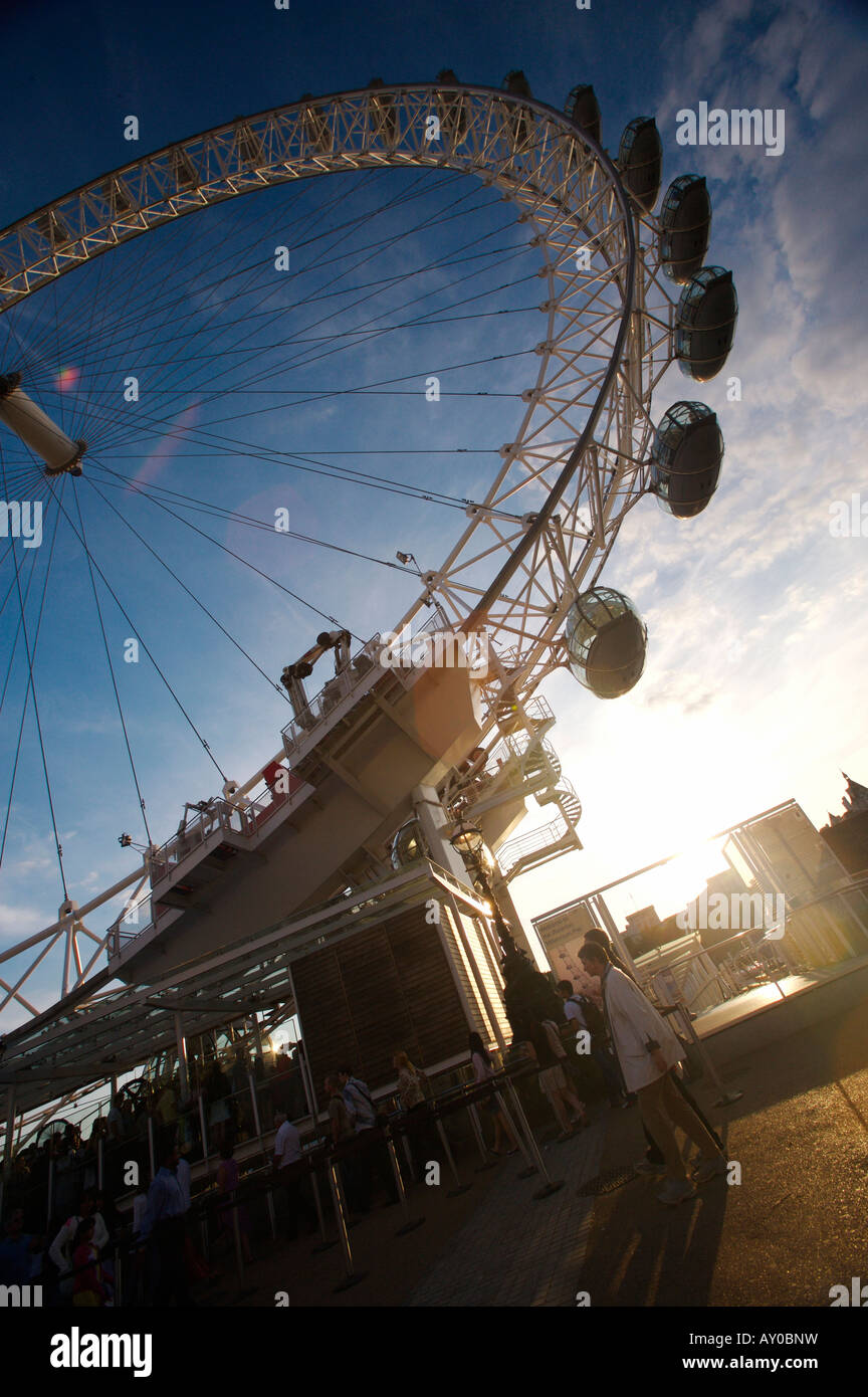 London Eye cialde con sky cercando Foto Stock