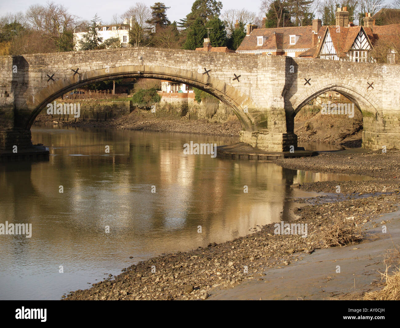 Medievale ponte sul fiume di marea bassa riflessione acqua aylesford kent Foto Stock