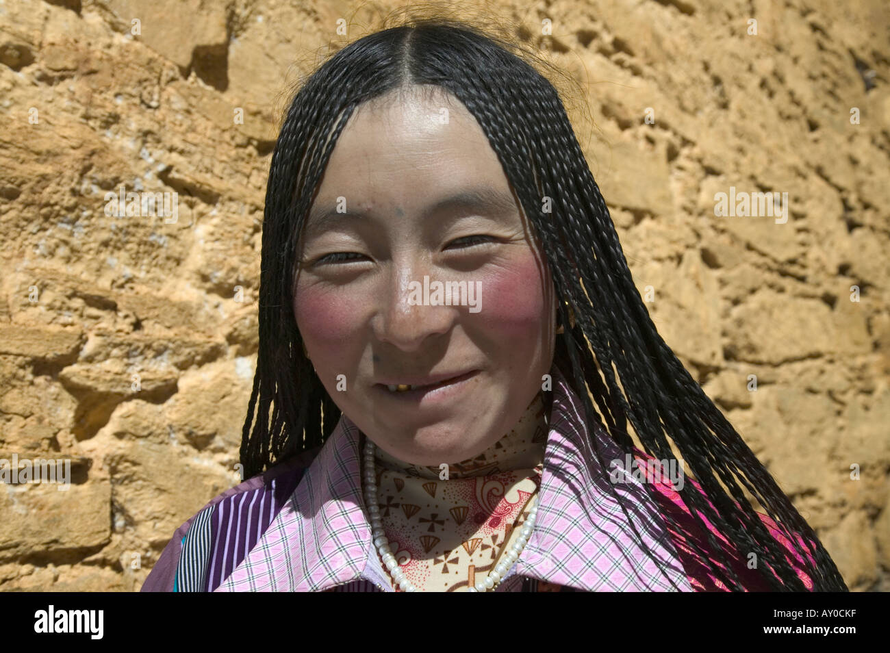 Pellegrino al monastero di Ganden, regione autonoma del Tibet, Cina. Sett 06. Foto Stock
