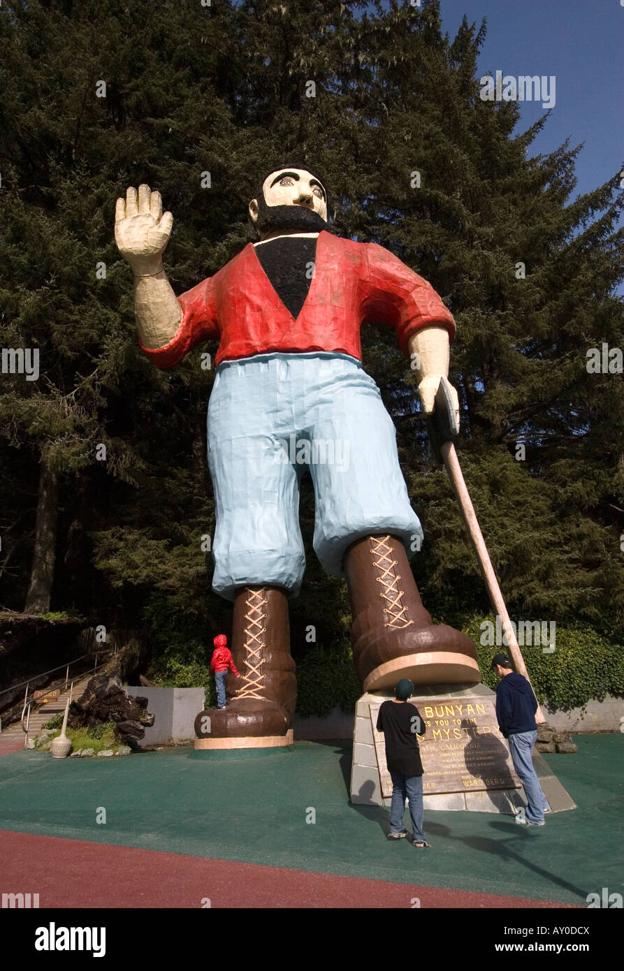 Una grande statua di Paul Bunyan sorge al di fuori degli alberi del mistero in Klamath, la California il 27 marzo 2008. Foto Stock