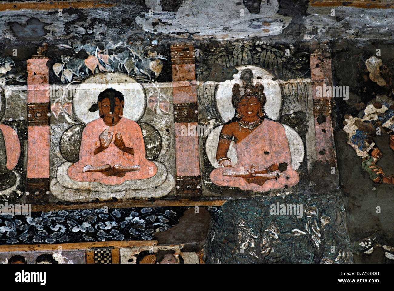 Grotte di Ajanta 17: principale porta. Porzione superiore mostra dipinto Manushi Buddha quella di destra è Maitreya (futuro Buddha) Foto Stock