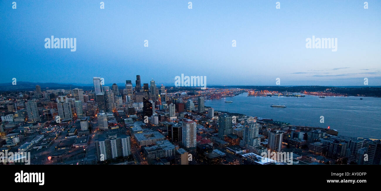 Il centro cittadino di Seattle, Washington è vista dalla parte superiore dello Space Needle il 24 marzo 2008. (Foto di Kevin Bartram) Foto Stock