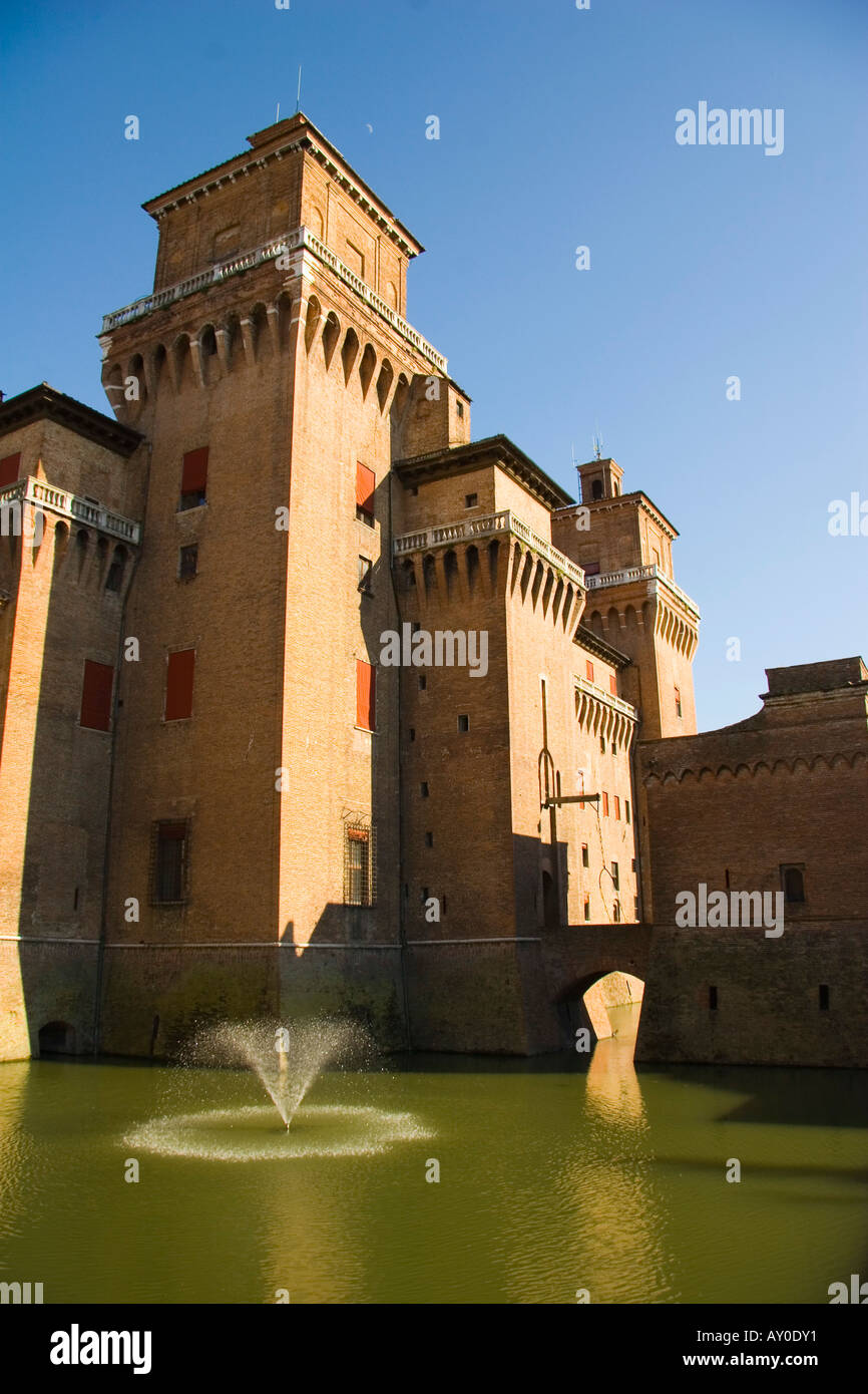 Castello, Ferrara, Estensi, grandi, illuminato, stagno, windows, archi,  porches, piastrelle, fontana, medievale, antico Foto stock - Alamy