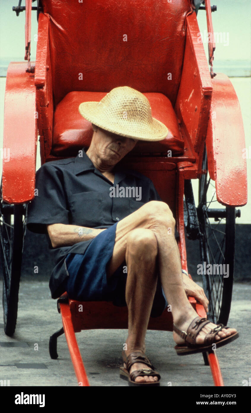 Uomo cinese addormentato nel suo rickshaw star ferry terminal hong kong fareast asia cina sar Foto Stock