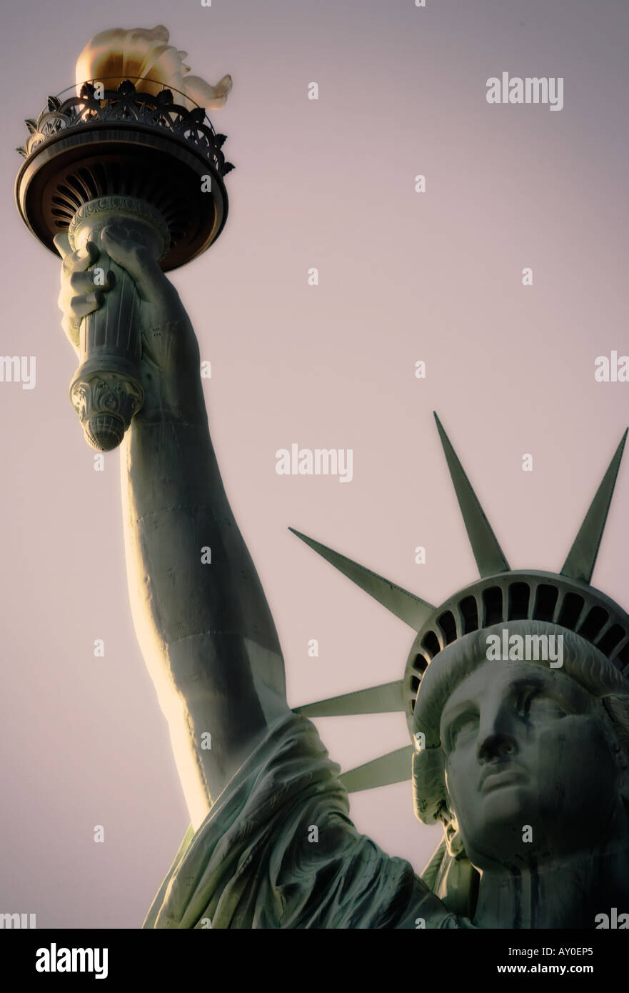 Close-up cercando fino alla Statua della Libertà, Liberty Island, New York Foto Stock