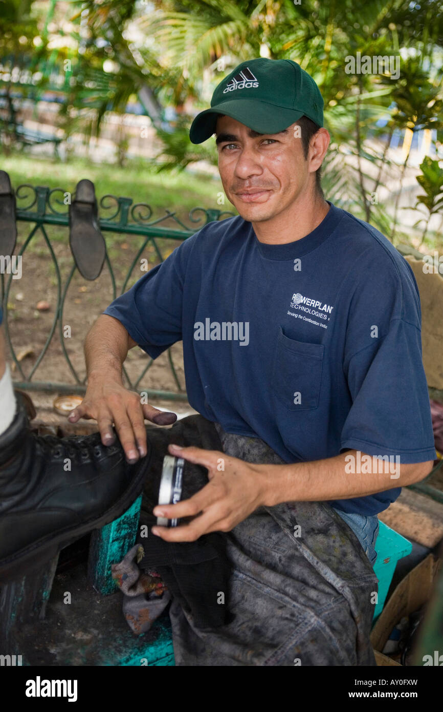 Un lustrascarpe uomo aka lustrador Esteli Nicaragua Foto Stock