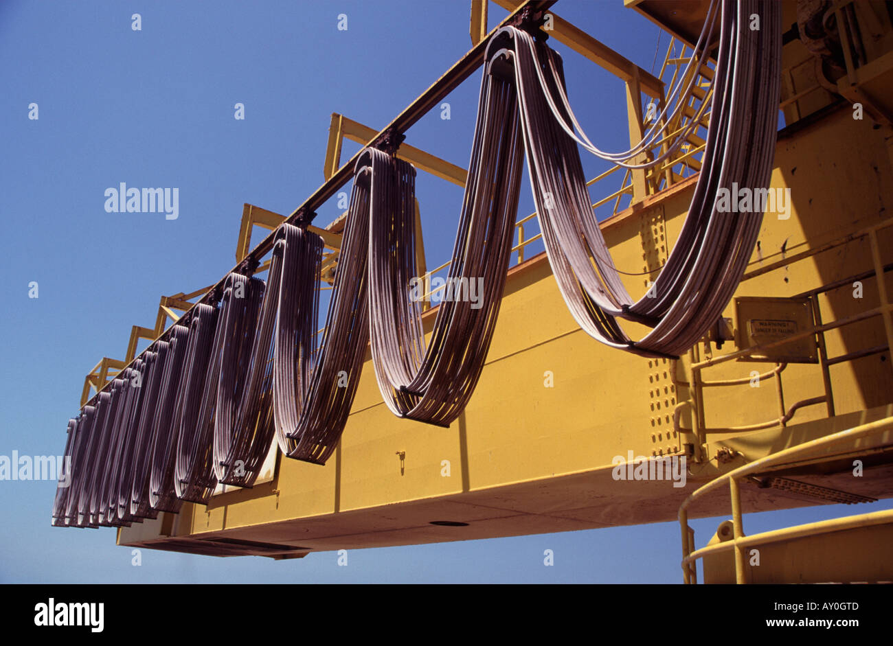 Dettaglio della containerizzazione contenitore porta gru che mostra i cavi pendenti port zayed Abu Dhabi Emirati arabi uniti emirati arabi uniti arabian gul Foto Stock