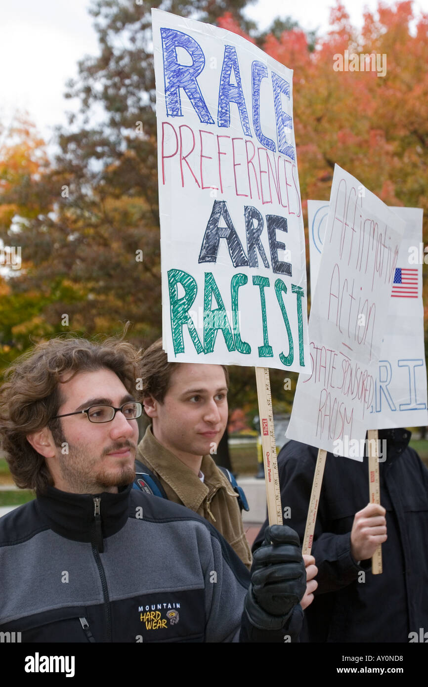 Studenti bianchi opporsi ad azione positiva Foto Stock
