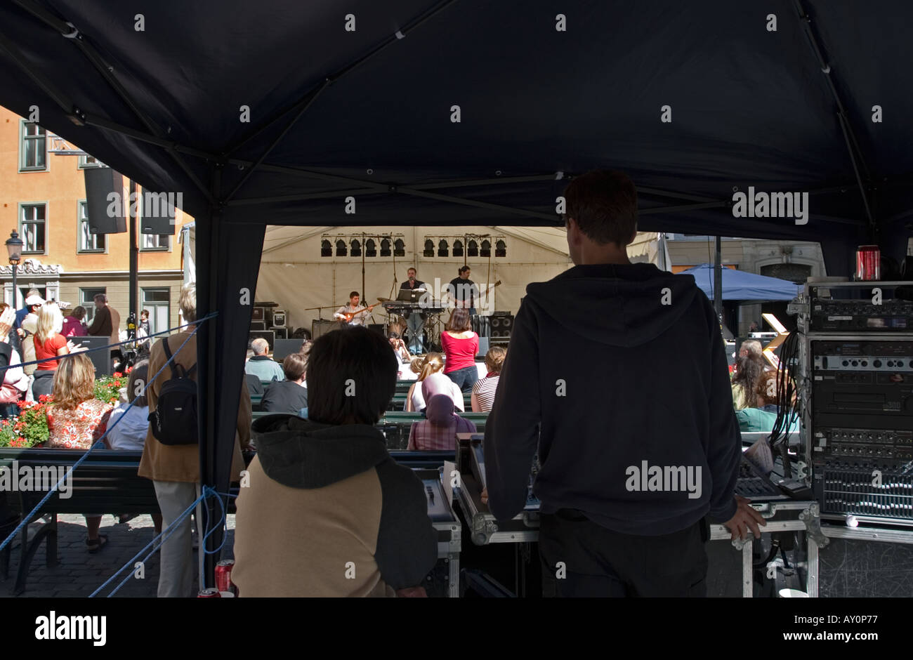 Medio Oriente le prestazioni musicali durante il festival il Stortorget quadrato come visto dal controllo audio tenda, Stoccolma, Svezia Foto Stock