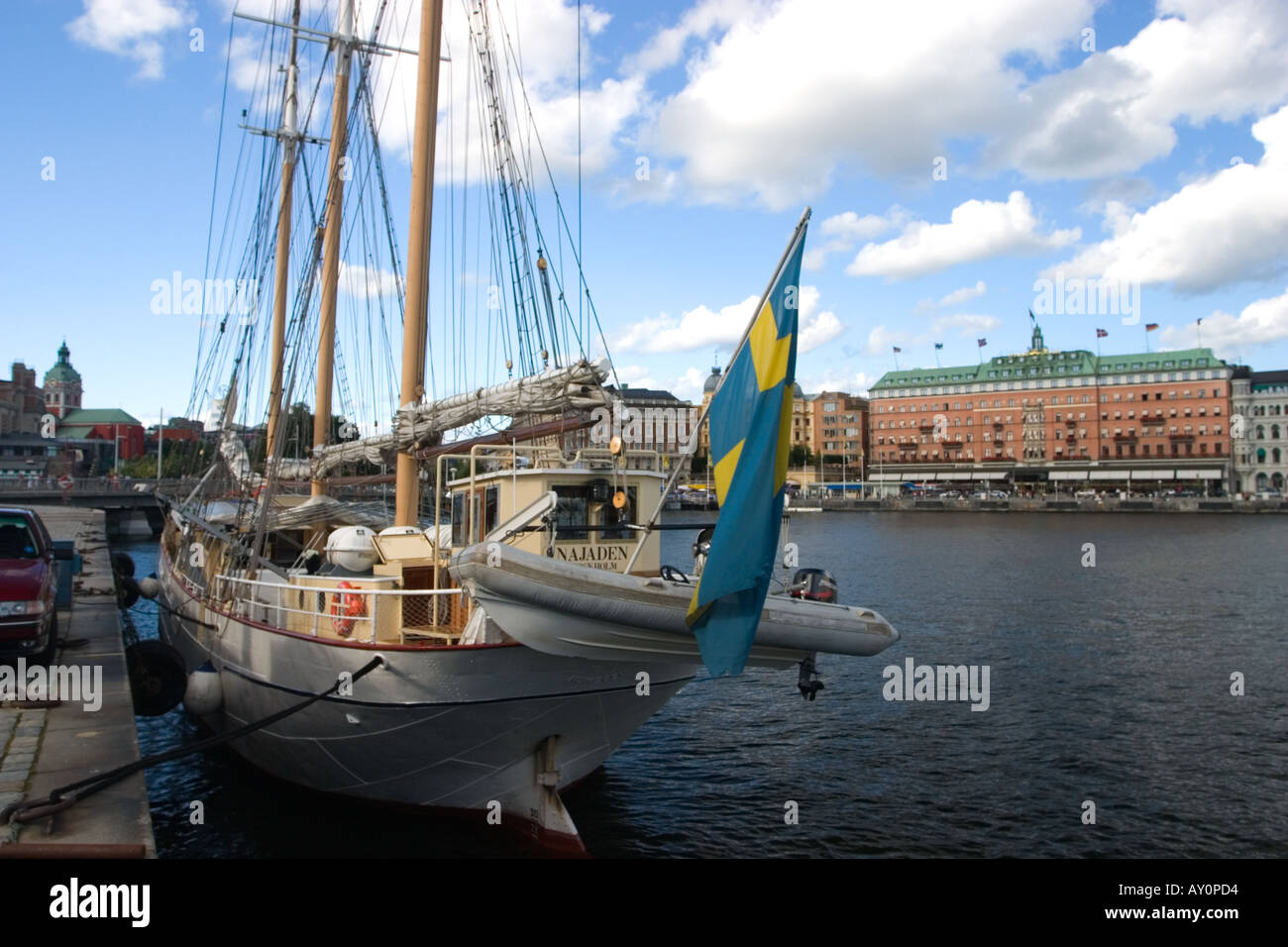 Nave a vela a Skeppsbron con Museo Nazionale in background, Stoccolma, Svezia Foto Stock