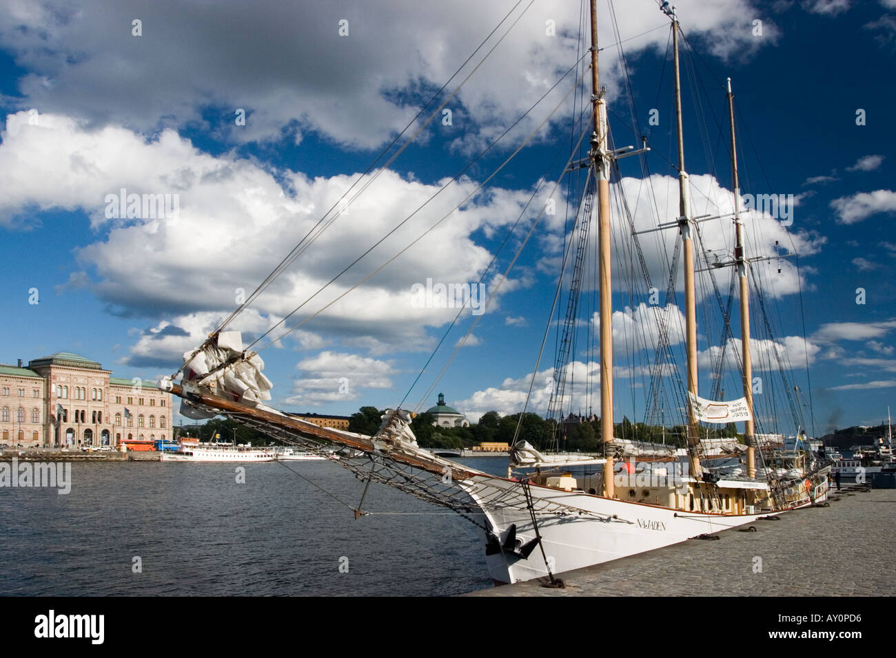 Yacht a noleggio, Skeppsbron waterfront, Stoccolma, Svezia Foto Stock