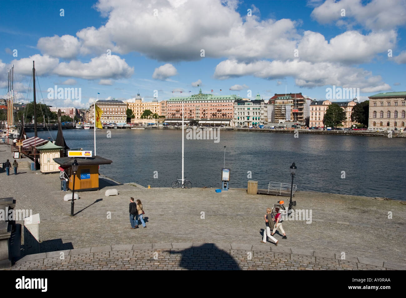 Waterfront a Skeppsbron Strandvagen con edifici in background, Stoccolma, Svezia Foto Stock