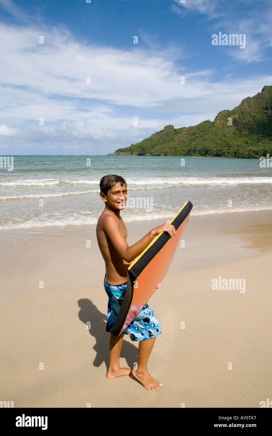 Ragazzo con bodyboard (boogie board) del Kahana Bay, Oahu, Hawaii Foto Stock