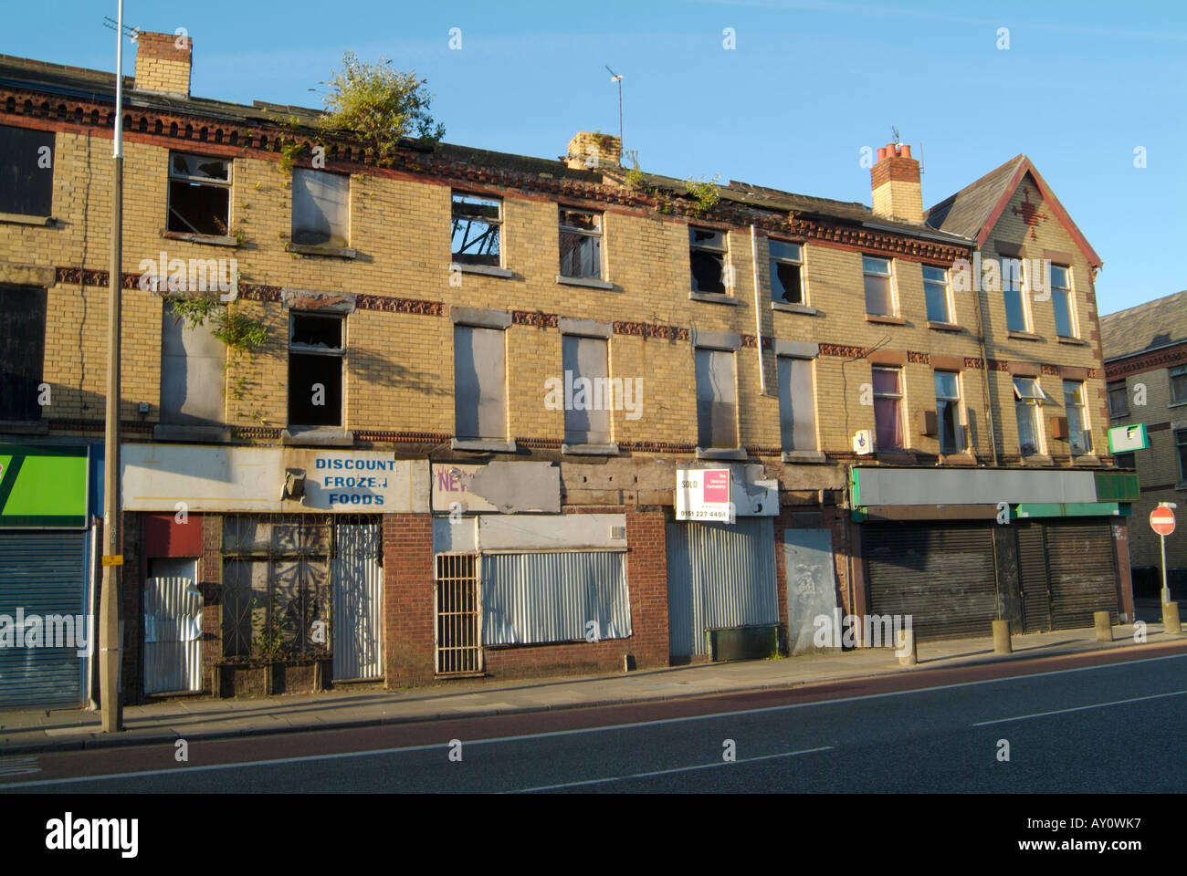 Abbandonata e fatiscente edifici aziendali nella zona svantaggiata di Kensington a Liverpool, Merseyside Regno Unito 2006 Foto Stock