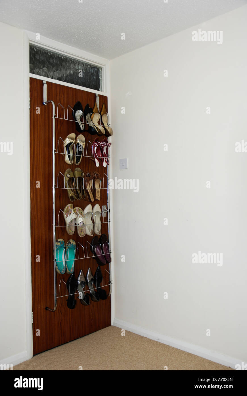 Una donna s scarpe memorizzato sul retro di una porta della camera Foto Stock