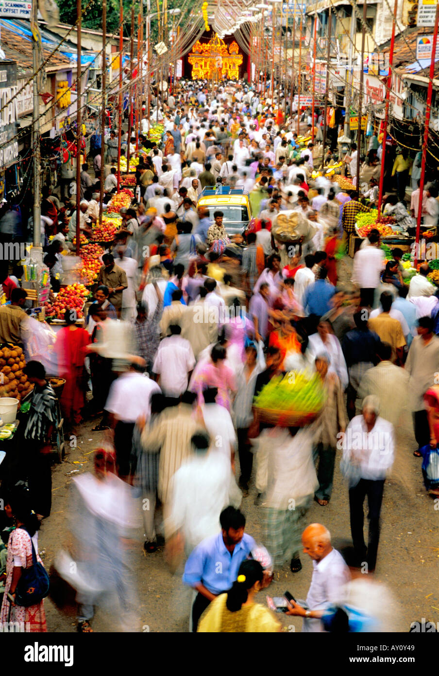 L'inimmaginabile buzz di Dadar West Street Market Mumbai seething con la folla di acquirenti e venditori. India asia Foto Stock