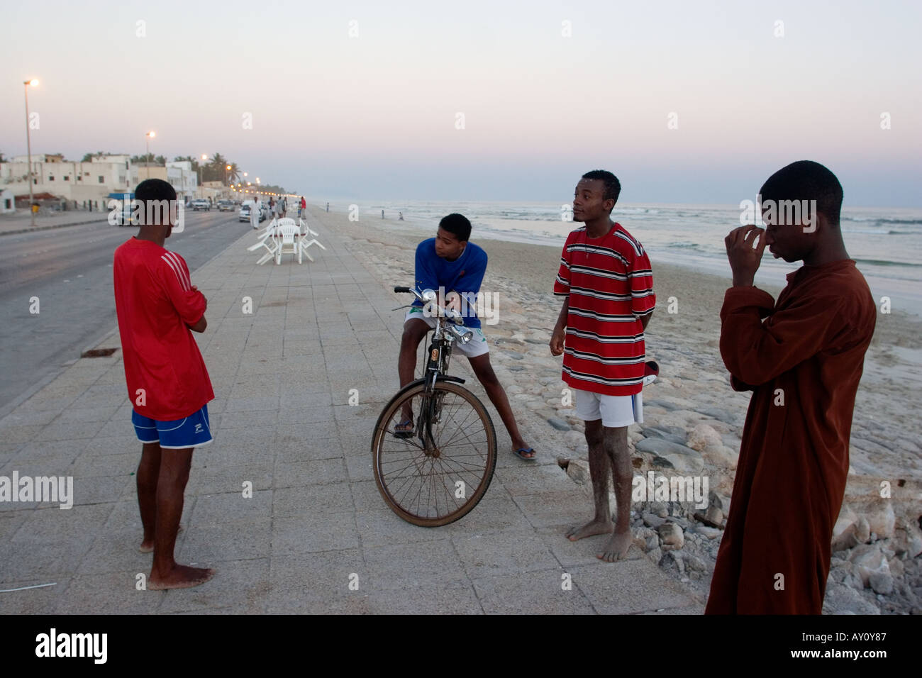 Giovane uomo in piedi insieme lungo la strada costiera Salalah Oman Foto Stock