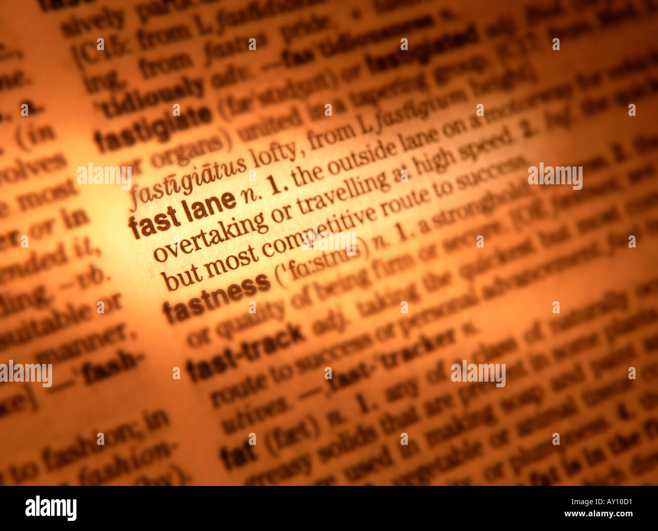 CLOSE UP di dizionario pagina che mostra la definizione di parole FAST LANE Foto Stock