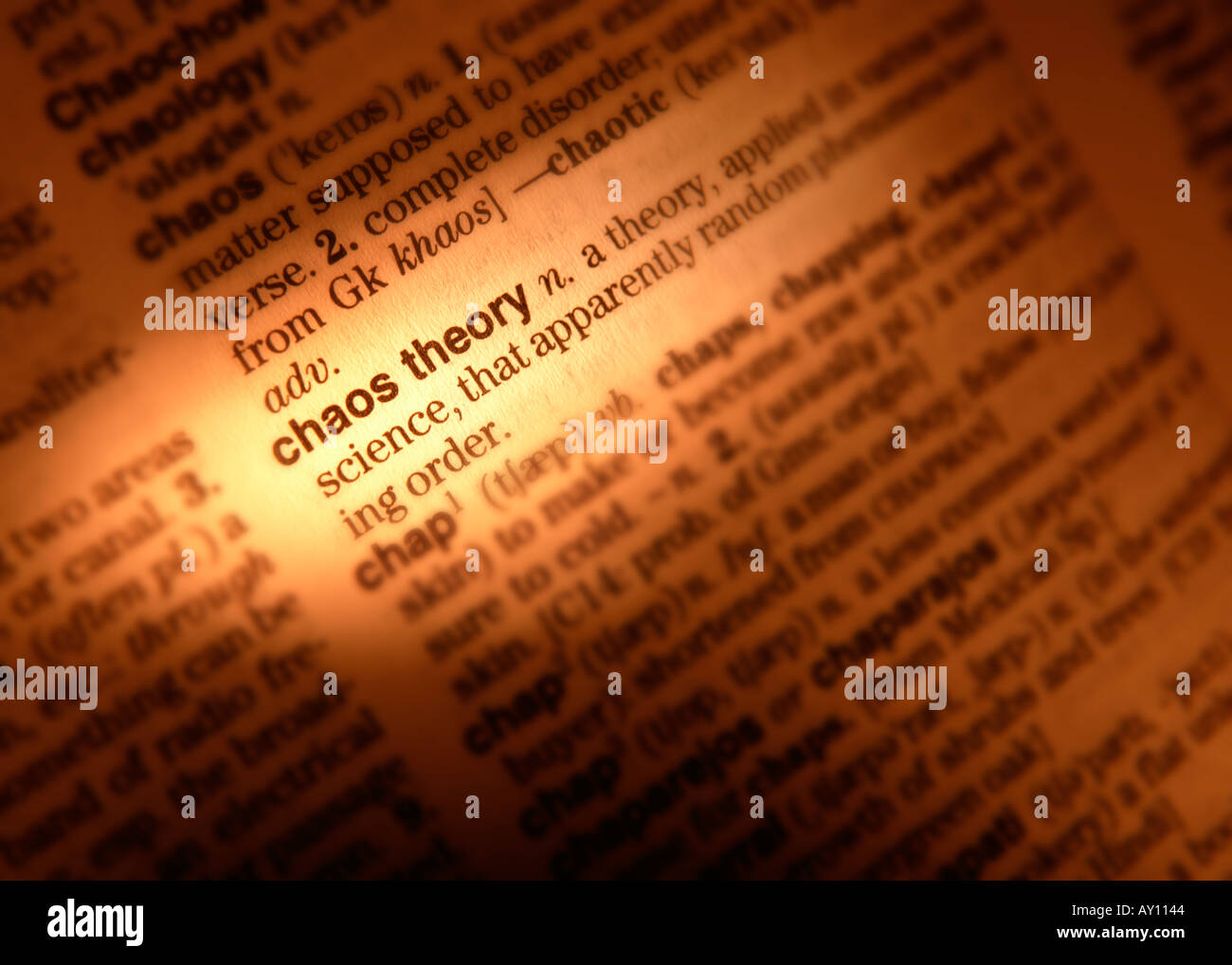 CLOSE UP di dizionario pagina che mostra la definizione della parola la teoria del caos Foto Stock