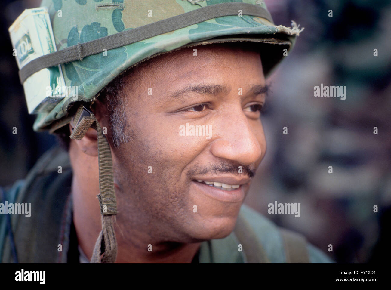La seconda guerra mondiale II reenactor nel periodo casco Atlanta GA USA Foto Stock