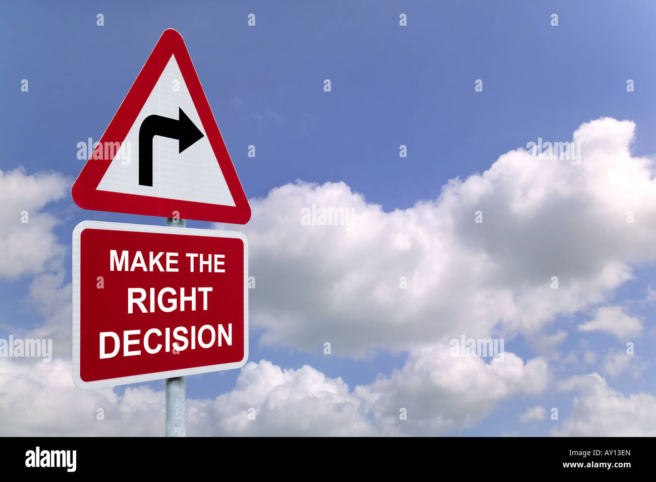 Prendere la decisione giusta su un cartello contro un blu cielo nuvoloso Foto Stock