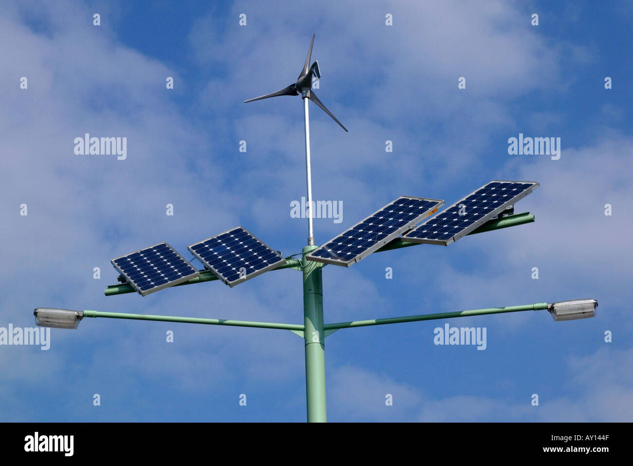 I pannelli solari e la turbina eolica array presso la University of Glamorgan Pontypridd Galles del Sud delle Valli REGNO UNITO Foto Stock