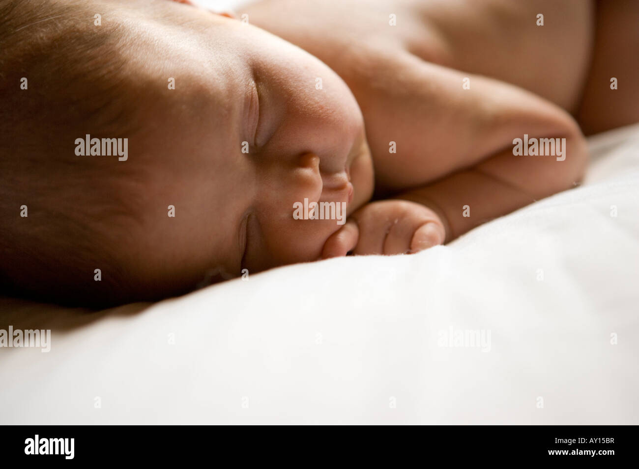 Close-up di un neonato dormendo Foto Stock