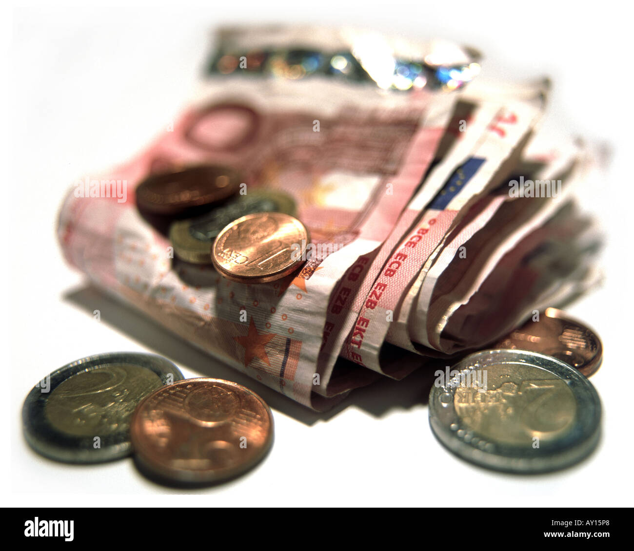 Bundel di fatture in euro con monete Foto Stock