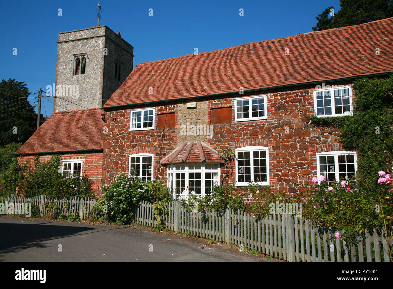 Cottage e il villaggio chiesa di Trottiscliffe sulla North Downs del Kent England Foto Stock