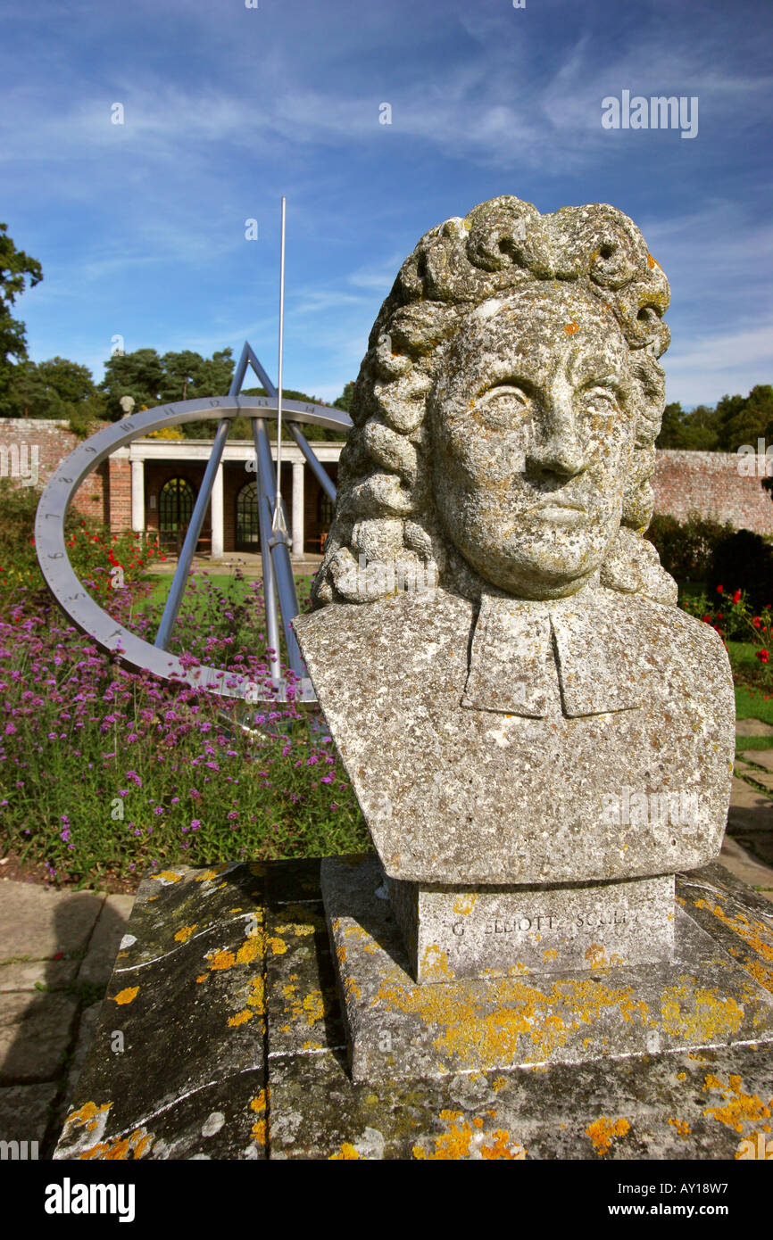 Busto di Sir John Flamsteed il primo Astronomo Reale nei giardini del Castello di Herstmonceux Sussex Foto Stock