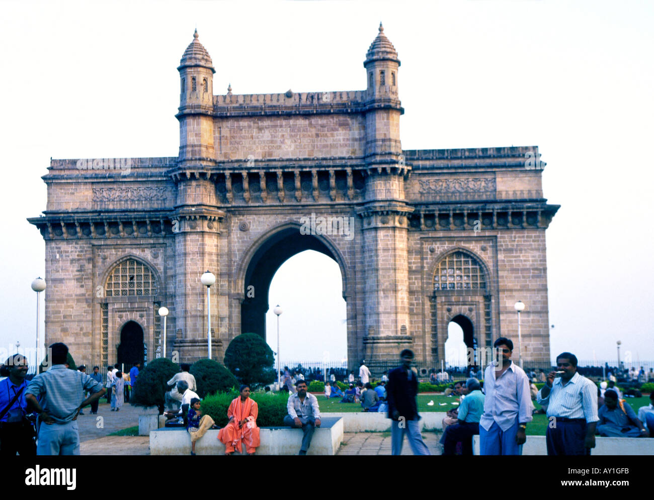 Mumbai della più celebre monumento al Gateway of India commemora la prima visita di un monarca britannico in India George V nel 1911. Foto Stock