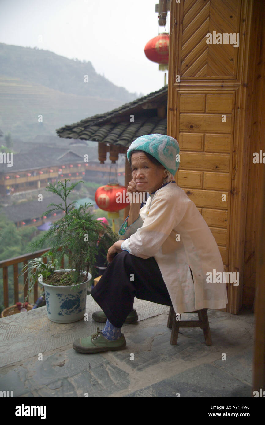 Donna cinese in abito locale Foto Stock