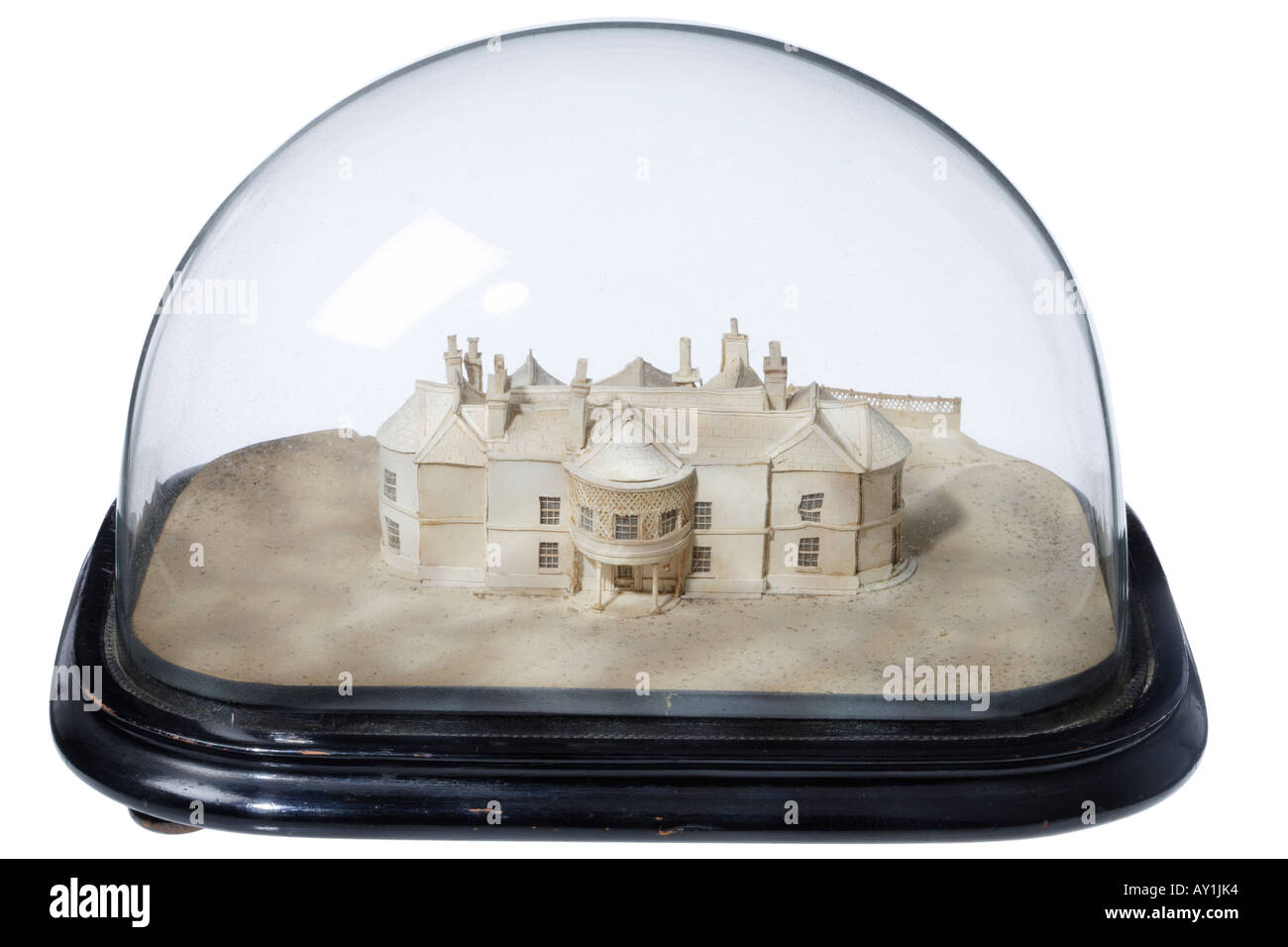 Modello di stile vittoriano di una casa inglese al di sotto di una cupola di vetro Foto Stock