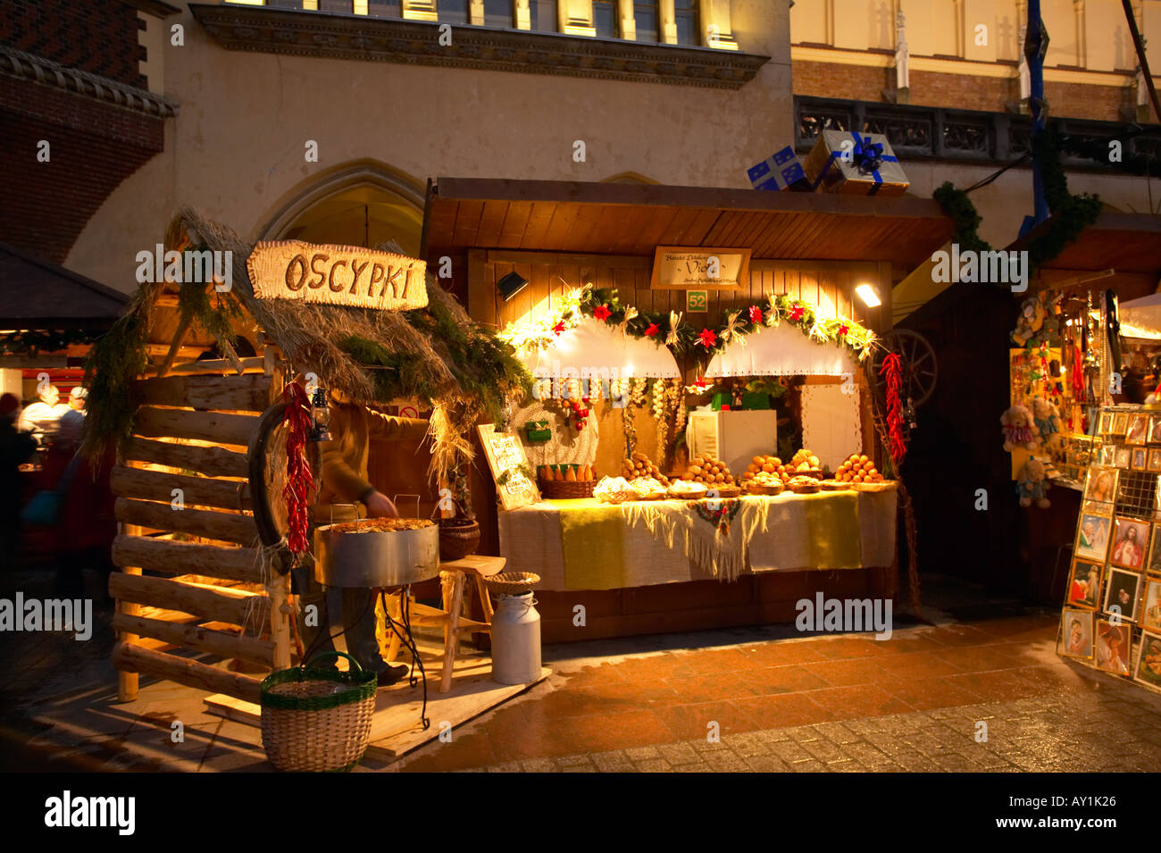 Polonia Cracovia Cracovia Mercatino di Natale tradizionale polacca di stallo alimentare Oscypki formaggio polacco notte crepuscolo crepuscolo Foto Stock