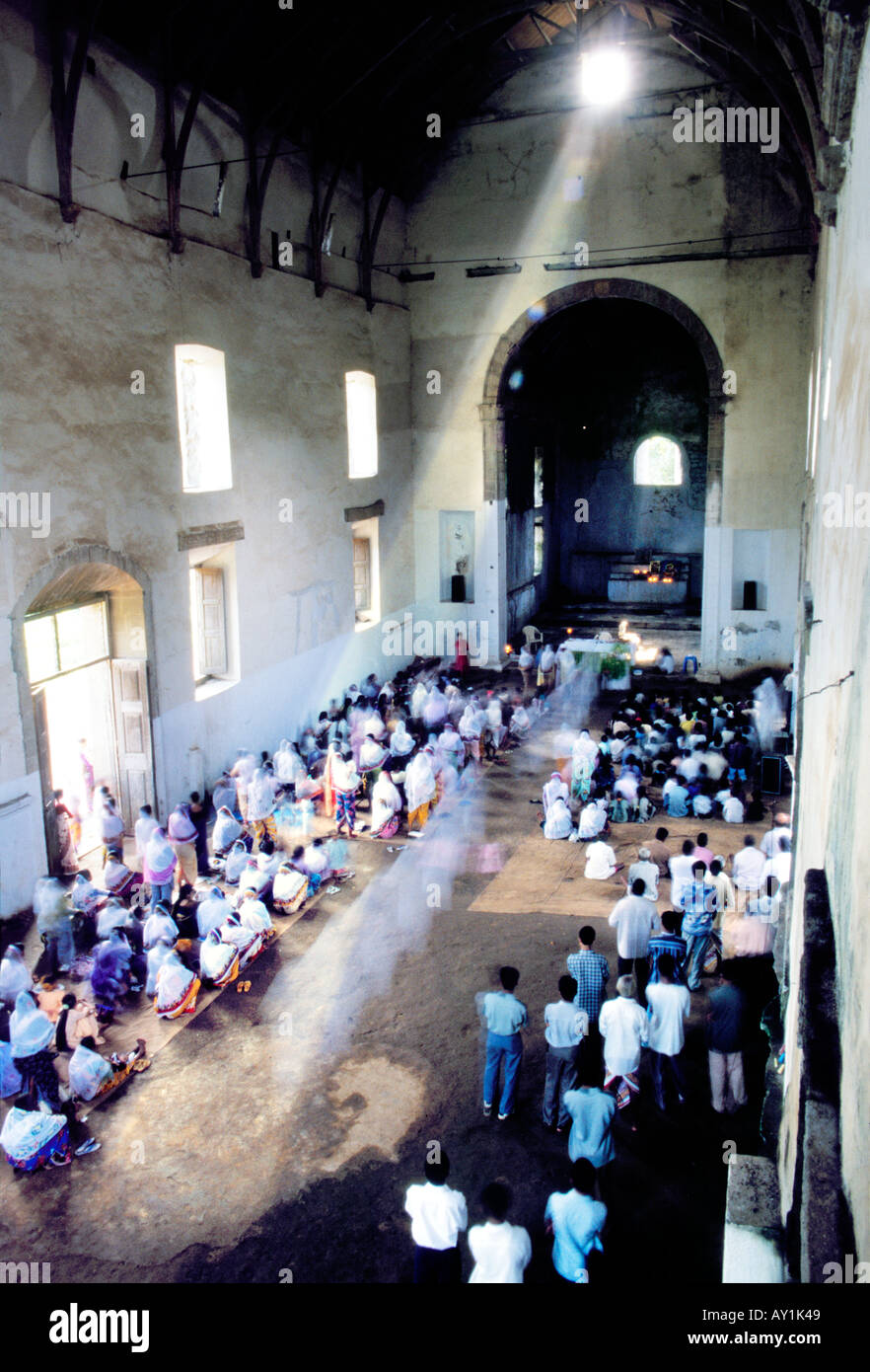 Cattolica romana servizio Eucaristia celebrata da Kohlis (indigeni la pesca europea) a Vasai (Bassein) Fort Mumbai India Foto Stock