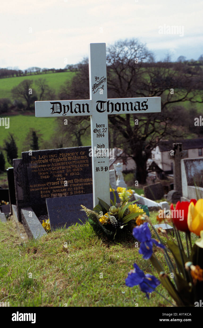 La tomba del poeta Dylan Thomas a ST. MARTIN'S sagrato, LAUGHARNE, CARMARTHENSHIRE, South West Wales, Regno Unito Foto Stock