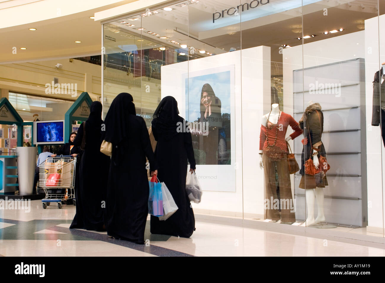 Le donne musulmane a piedi da un negozio di moda nel centro commerciale Deira City Centre Dubai Emirati Arabi Uniti Foto Stock