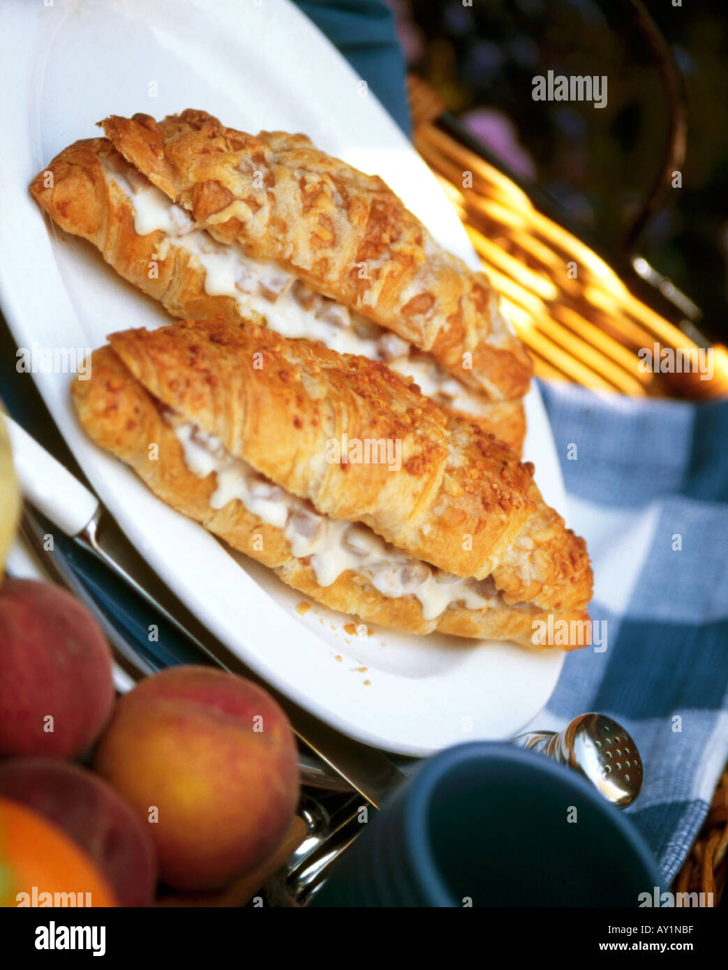 Due cornetti con ripieno di prosciutto e formaggio servita calda con caffè Foto Stock