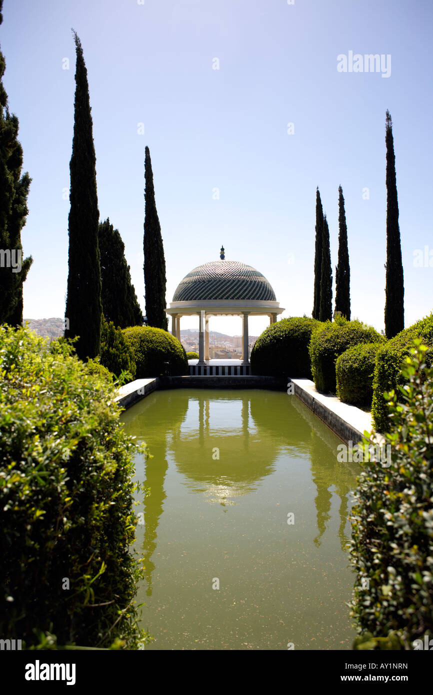 Gazebo e stagno presso la Concepción Giardini Botanici Jardín Botánico La Concepción, montagne di Malaga, Montes de Málaga, Spagna Foto Stock