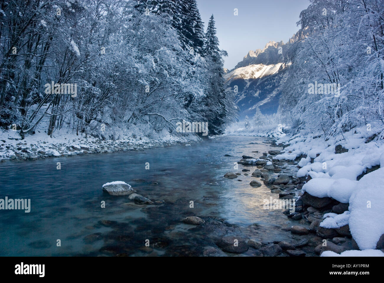 Croccante, scena invernale delle acque correnti del fiume Arve guardando verso il Aigulle Du Midi a Chamonix, Francia Foto Stock