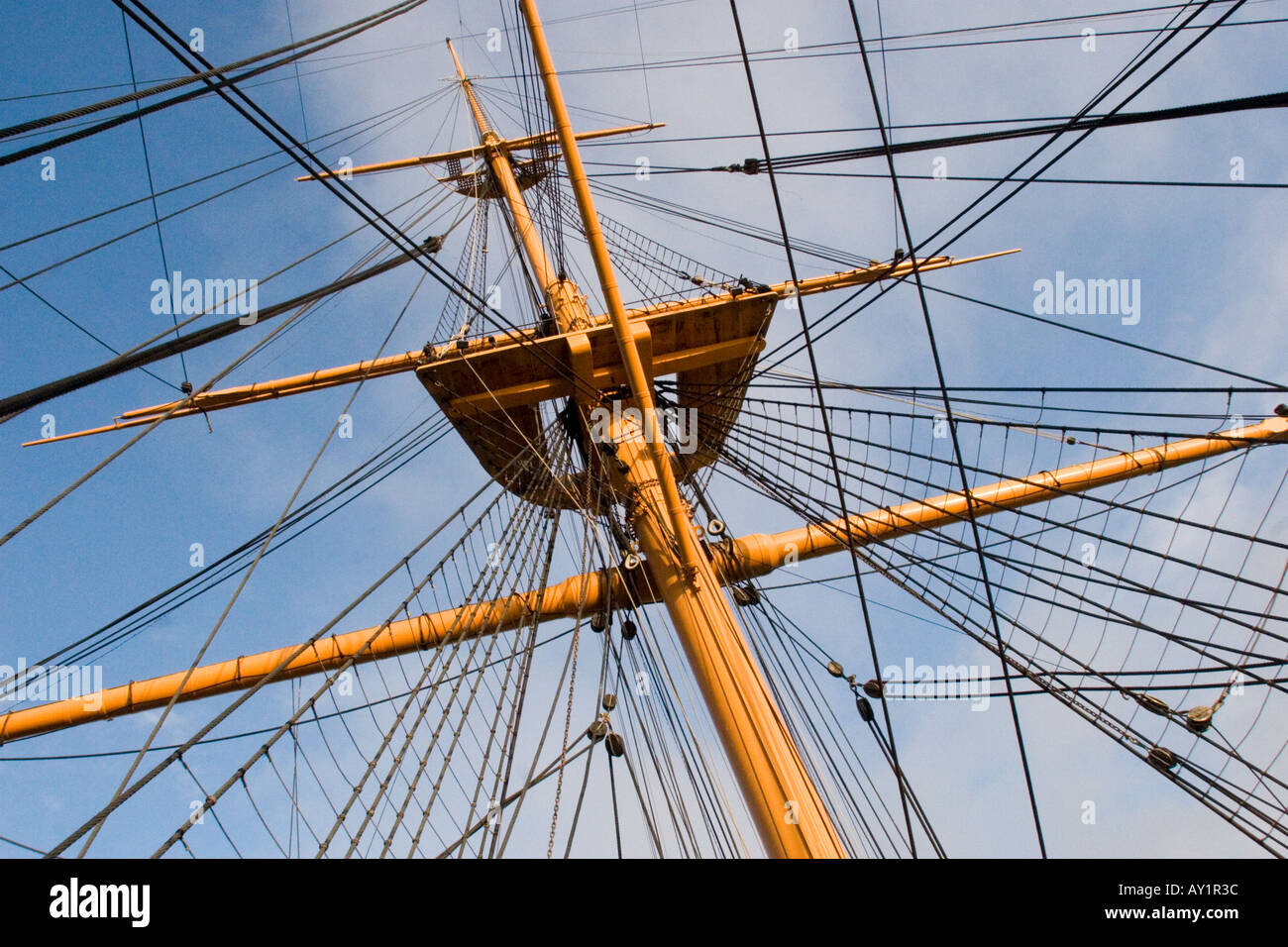 I montanti e di armamento del dispositivo HMS Warrior, lanciato nel 1860, nel porto di Portsmouth Hampshire GB. Foto Stock