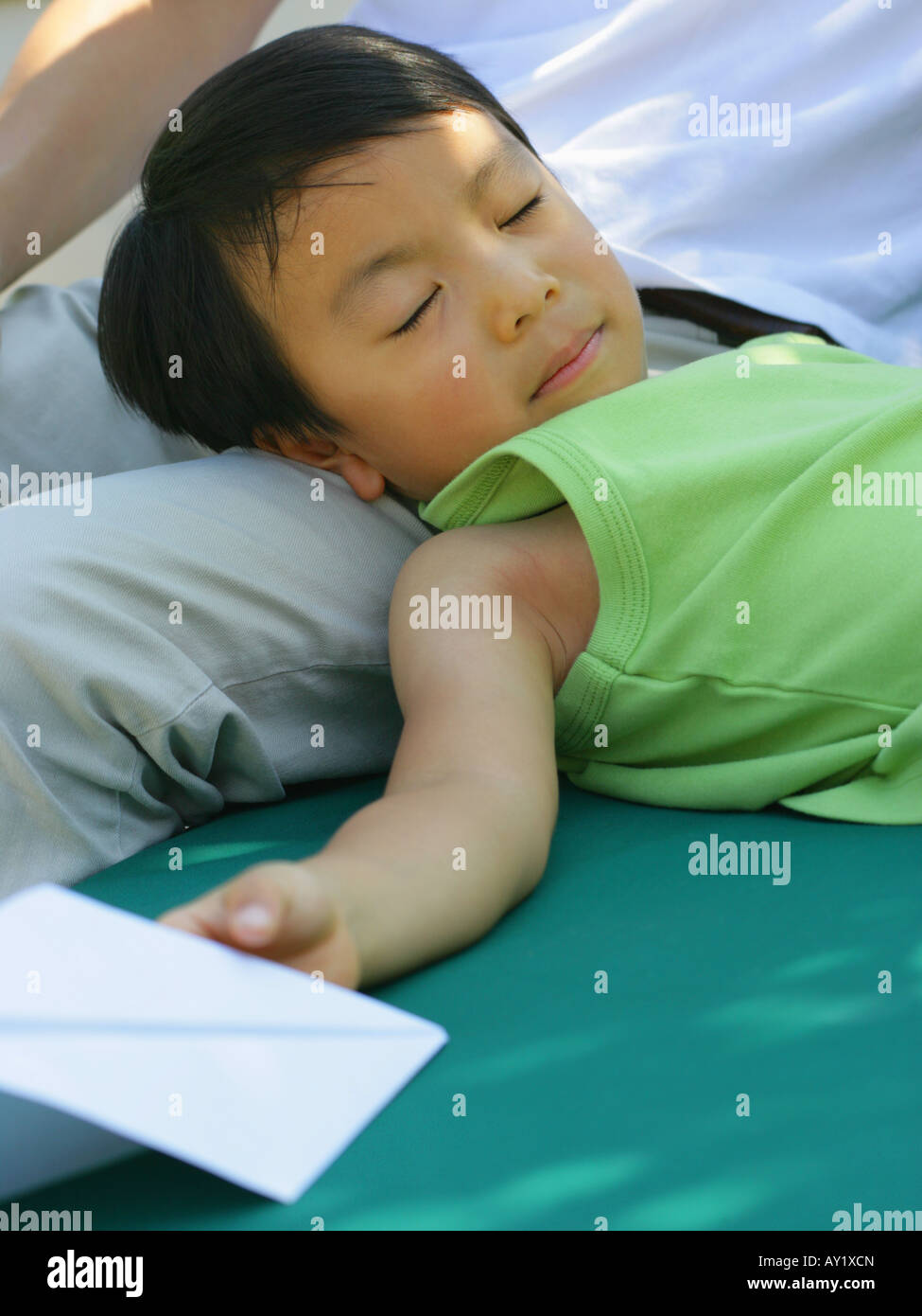 Close-up di un ragazzo che dorme sul suo padre il giro Foto Stock