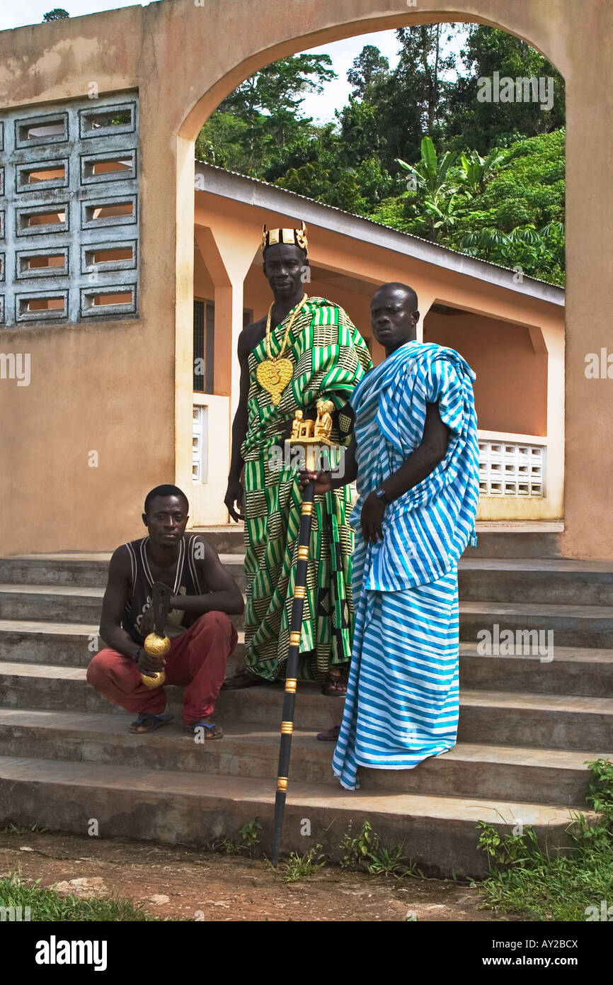 Capo villaggio al di fuori del suo palazzo con la sua linguista azienda golden personale di ufficio e la sua spada bearer, Western Ghana Foto Stock