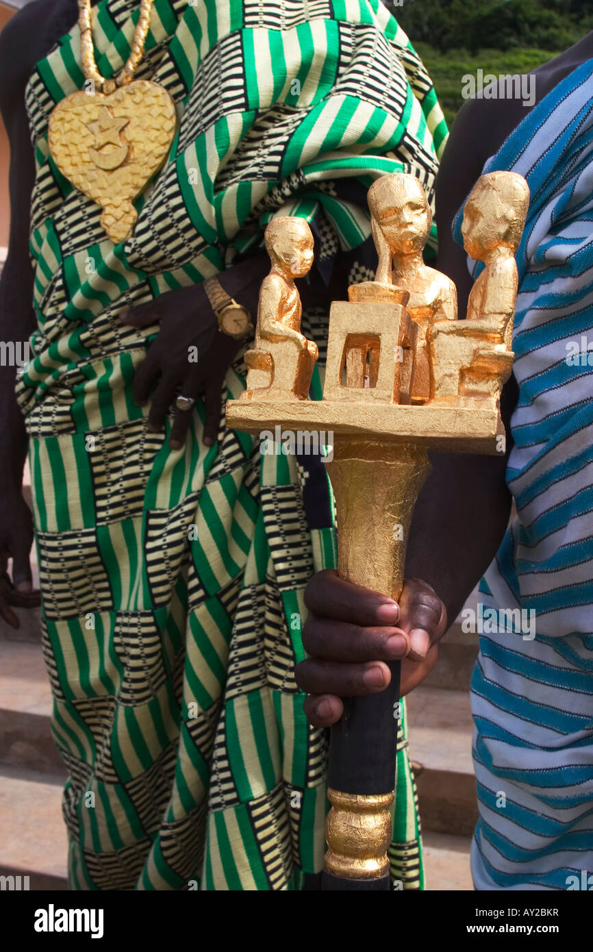 Dettaglio dell'oro regalia indossato dal villaggio africano chief e personale d'oro detenute da capi linguista, Ghana Foto Stock
