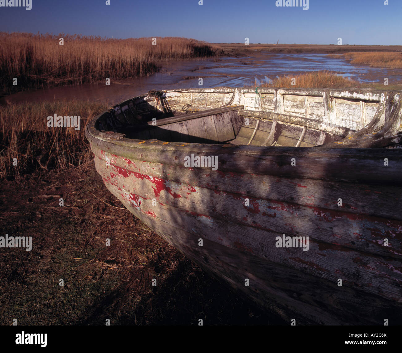 Vecchia barca ormeggiata sulla banca di fango a Brancaster Staithe Norfolk Inghilterra Foto Stock