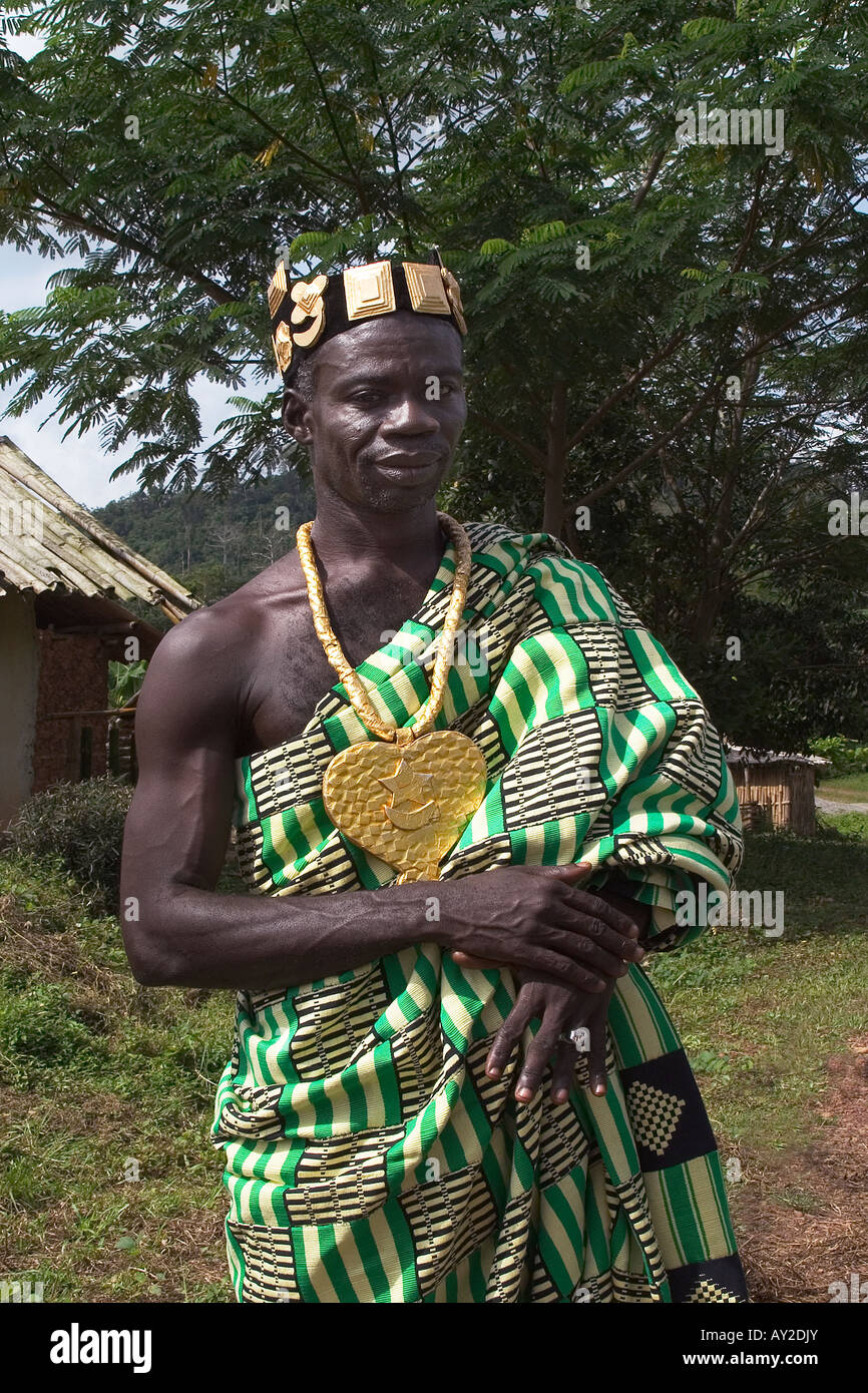 Capo africano nel suo villaggio vestito di cerimoniale di regalia e il tessuto Kente, Western Ghana Foto Stock