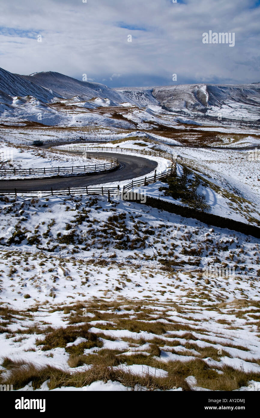 Coperta di neve vale di Edale guardando verso il bordo Rushop una sinuosa strada scende nella valle. Foto Stock