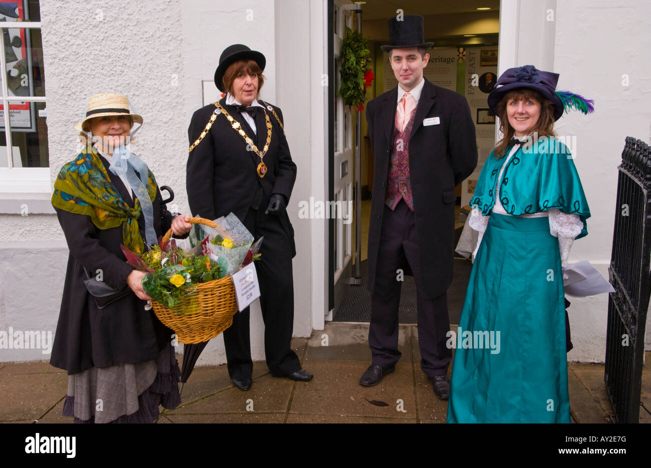 La gente in costume vittoriano a Xmas fayre di artigianato in piazza Twyn Usk Monmouthshire South Wales UK UE Foto Stock